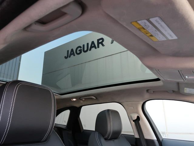 【パノラミックルーフ】車内に気持ちいい自然光が差し込み、頭上に広がる風景をお楽しみいただけます。快適な車内温度を維持し日差しから乗員とインテリアを守るダークカラーのガラス。電動ブラインド付き！