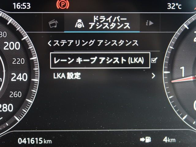 【レーンキープアシスト】車載のカメラ+センサーが走行車線を認識し、車線を逸脱しそうになると必要に応じてステアリングを穏やかに修正。また、ステアリングを振動させ、ドライバーに警告します。
