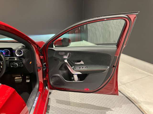 【メモリー付きパワーシート】3名までのシートポジションを記憶できるパワーシート！運転席のみ、ドアミラー・ステアリング位置も記憶可能です。高速道路などでの、運転交代時などに便利な機能です☆