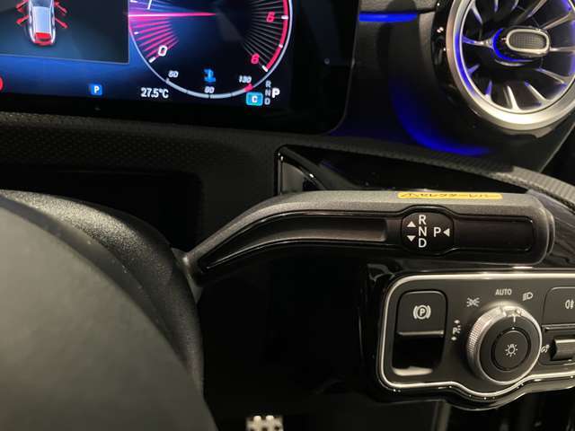 メルセデスベンツでは殆どが電子コラムシフトを採用しており、前進後退の切り替えをスムーズに行うことが出来ます。