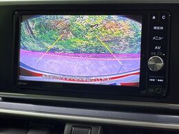 【バックカメラ】駐車時に後方がリアルタイム映像で確認できます。大型商業施設や立体駐車場での駐車時や、夜間のバック時に大活躍！運転スキルに関わらず、今や必須となった装備のひとつです！