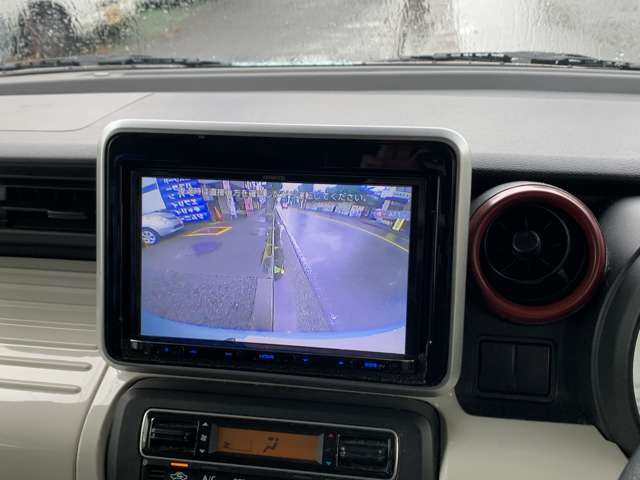 バックモニター付き。