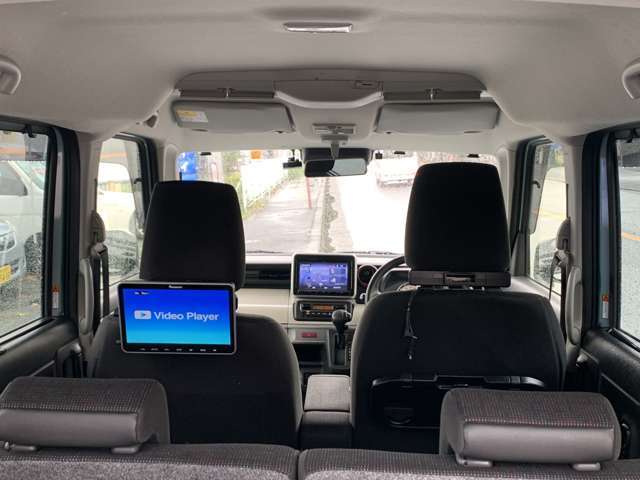 リヤ席からDVD見れます。へッドホン・HDM付き