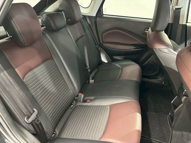 【リアシート】後部座席も気になるようなキズ・汚れやへたり等、大きなダメージはなく、良好な状態です。