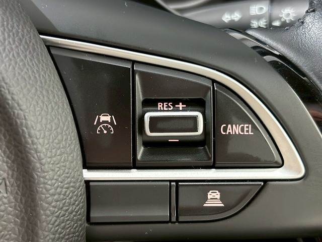 【アダプティブクルーズコントロール】高速走行時に前方のお車を追従してくれるので、長距離ドライブの疲労は大きく軽減されます。