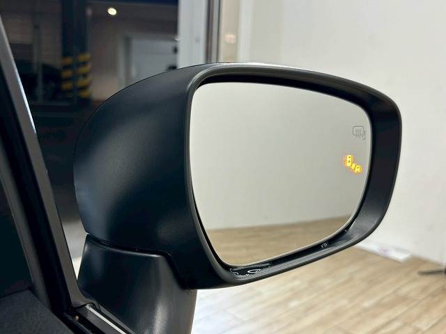 【ブラインドスポットモニター】車線変更時に後方から近づくお車をアラートしてくれます。