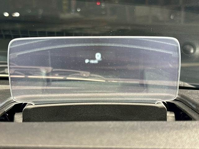 【ヘッドアップディスプレイ】を装備しております。スピードメーターやクルーズコントロールの作動状況が目線を落とさずに確認できます。