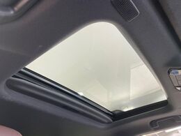 【サンルーフ】ボタンひとつで開閉可能！開放感たっぷりのサンルーフが装着されています！車内に明かりを取り入れたり景色を楽しむ以外にも、よどみがちな車内の空気も簡単に換気できて快適です！
