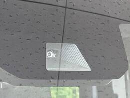 【ホンダセンシング】走行中に前方の車両等を認識し、衝突しそうな時は警報とブレーキで衝突回避と被害軽減をアシスト。より安全にドライブをお楽しみいただけます。