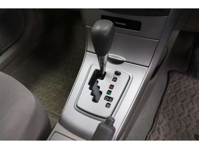 従来のATに比べ変速ショックの少ないCVT。シフトの操作はAT車と同じです。