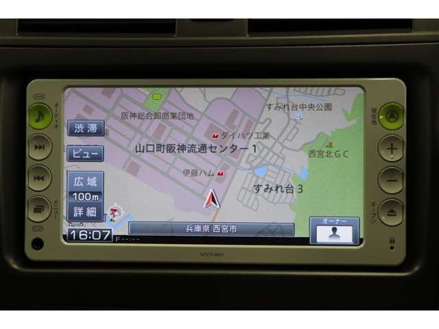 純正ナビを装備。初めての場所へのお出かけもナビがあると安心です。