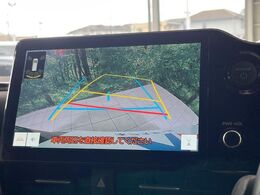 【バックカメラ】駐車時に後方がリアルタイム映像で確認できます。大型商業施設や立体駐車場での駐車時や、夜間のバック時に大活躍！運転スキルに関わらず、今や必須となった装備のひとつです！