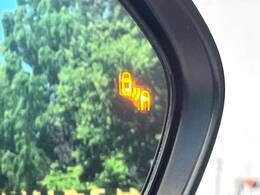 【ブラインドスポットモニター】走行中、ドアミラーの死角になりやすい箇所に後続車が接近するとサイドミラーのレンズに警告を表示！ドライバーに注意喚起をしてくれます。
