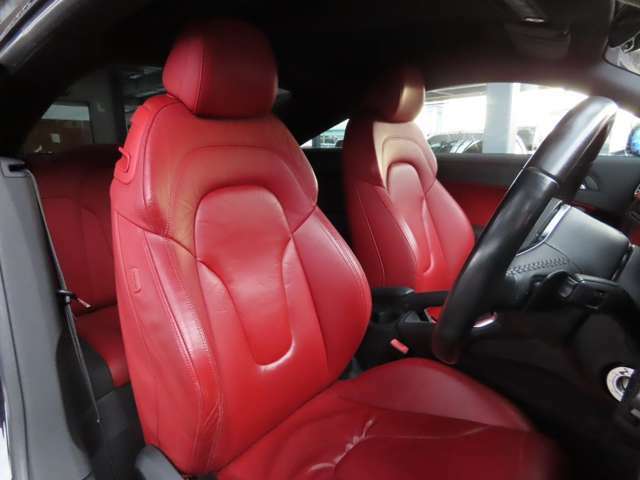 赤が鮮やかな本革の電動シートですので、細かなシート調整が可能となっています！自分好みの位置に調整できるので、運転しやすくなります。