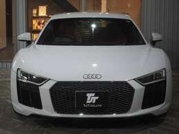 2024年生産終了、R8V10クーペ　5.2FSIクワトロが入庫いたしました。外装色（スズカグレー）アウディデザインの特徴であるシングルフレームグリルが存在感を際立てております。