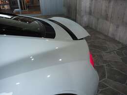 『純正リヤウィング』車後部にダウンフォース（下向きの力）を発生させ車体を地面に押し付ける効果があります。スーパースポーツカーには必須アイテムです。