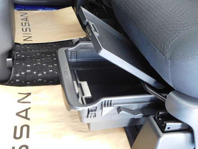 助手席シートアンダーボックス　室内の整理整頓に便利です