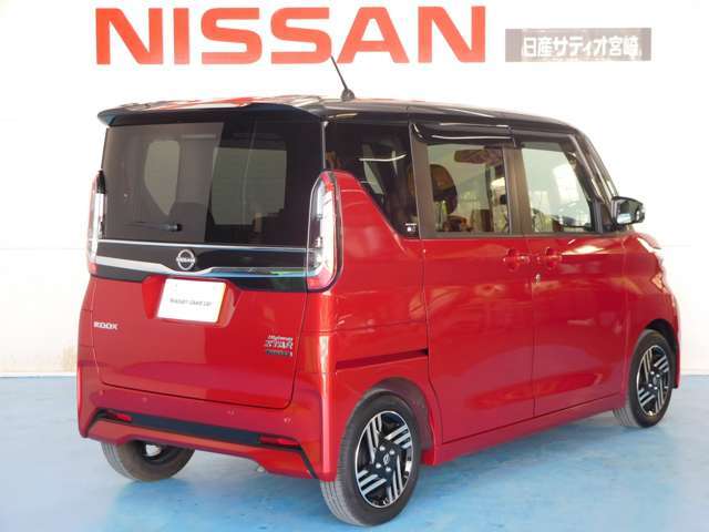 狭い駐車場での乗り降りや荷物の出し入れにとても便利なスライドドア
