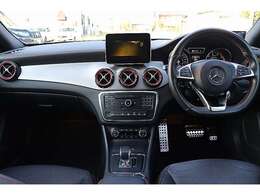 内装には、赤のアクセントがふんだんに使われております。