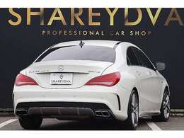 リヤディフューザーはAMG専用のものが装備されており、スポーティーな印象となっております。