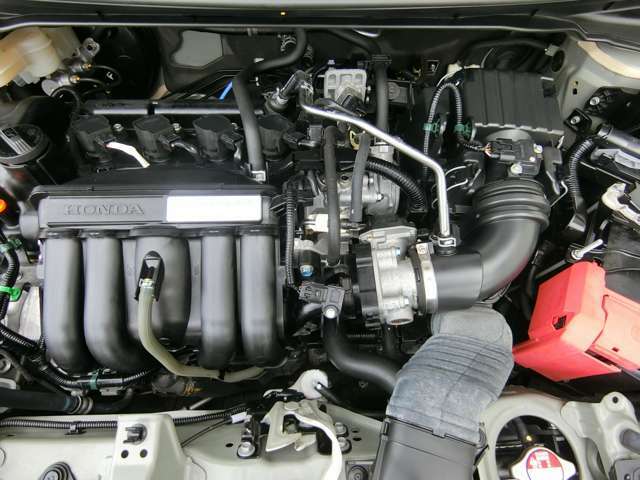 1.3L DOHC i-VTECエンジンは、効率を追求したエンジンで、優れた燃費性能を実現しています。