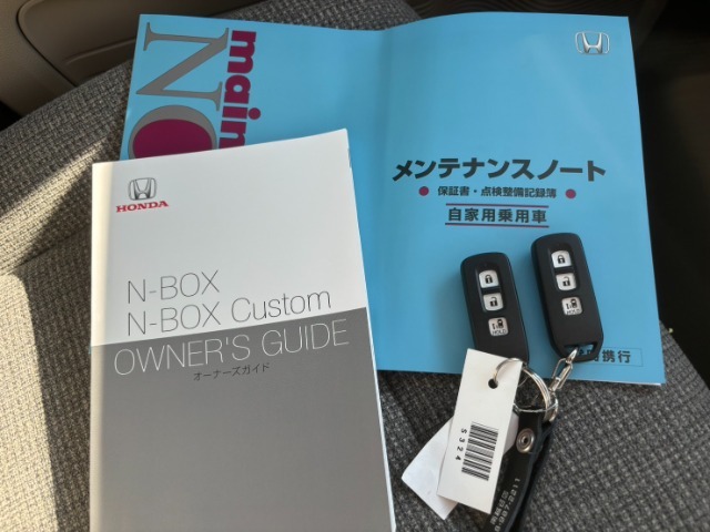 .カギをバッグやポケットに入れたままでもドアロックの開閉やエンジン始動ができる『スマートキー』付き！暗くなってもキー穴を捜す必要が無くとっても便利ですから人気の装備です！