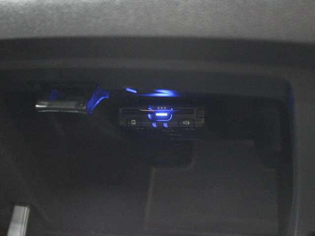 後期モデル　フルセグ　Bluetooth　USB入力　Bカメラ　ETC　LEDヘッドライト　オートエアコン　アイドリングストップ　クルーズコントロール　オートライト　純正アルミホイール
