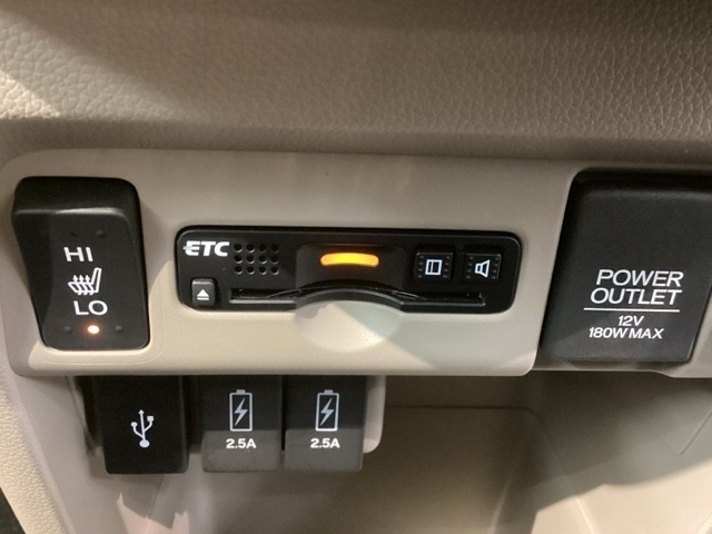 いまや快適なカーライフに欠かせないETCが付いています。