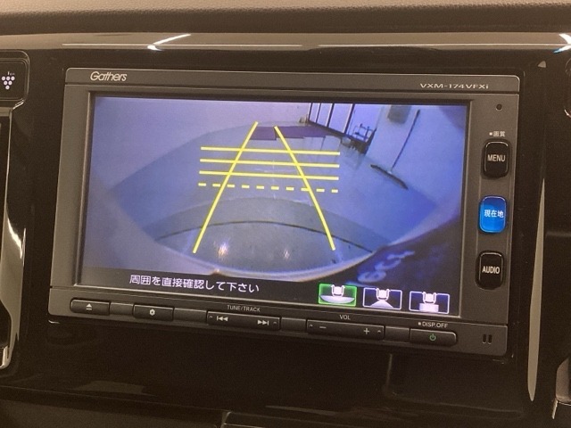 リバースギアに入れるだけで後方の表示へ切り替わります。夜間や雨の日の駐車も楽になりますよ。