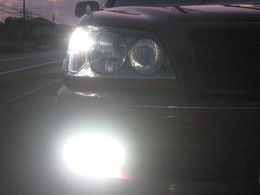 高光度LEDポジションバルブ＆LEDフォグランプを点灯して撮影した写真です。COOLなナイトドライブを楽しめます。