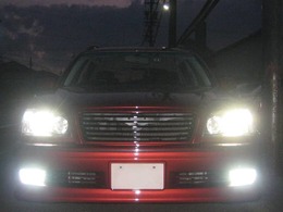 HIDヘッドライト＆LEDポジションランプ＆LEDフォグランプの点灯写真です。輝きの白光でナイトドライブを楽しくします。