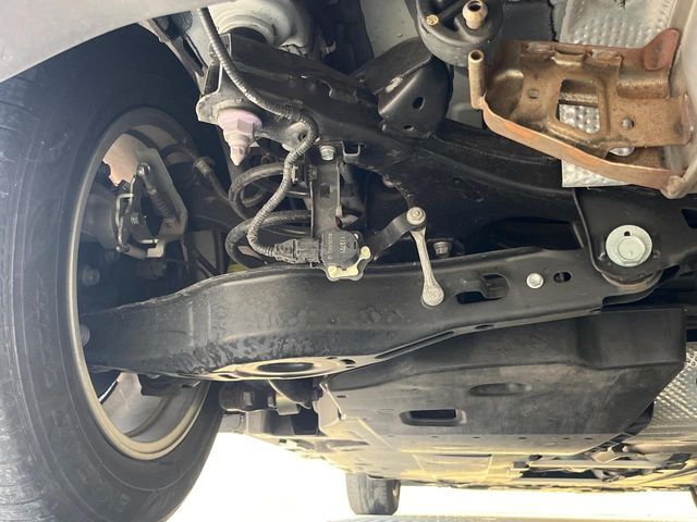 お車を安心してお乗りいただく為には、足回りの定期点検が欠かせません。サービスサポート（有償保証）では無料点検もご提供しており、安心のカーライフをお過ごしいただけるサポート体制が整っています。