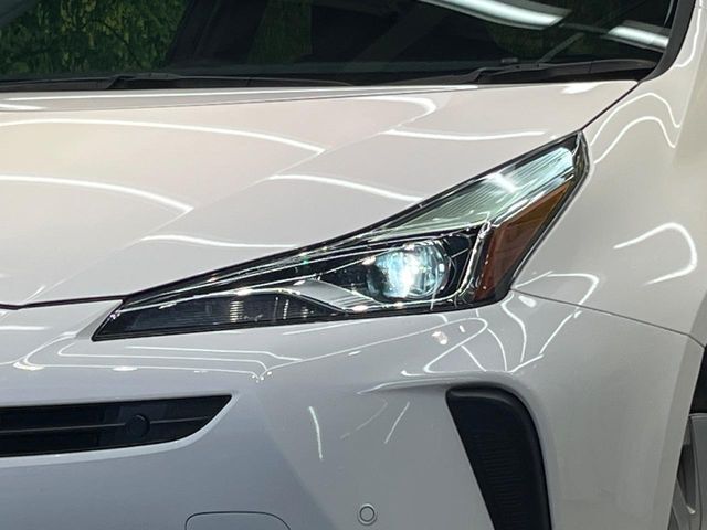 【LEDヘッドライト】悪天候や夜間走行時も良好な視界を確保し安心して運転できる高輝度LEDヘッドライトを装備！点灯速度が早く、消費電力も抑えられています。