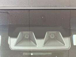 【スマートアシスト】走行中に前方の車両等を認識し、衝突しそうな時は警報とブレーキで衝突回避と被害軽減をアシスト。より安全にドライブをお楽しみいただけます。