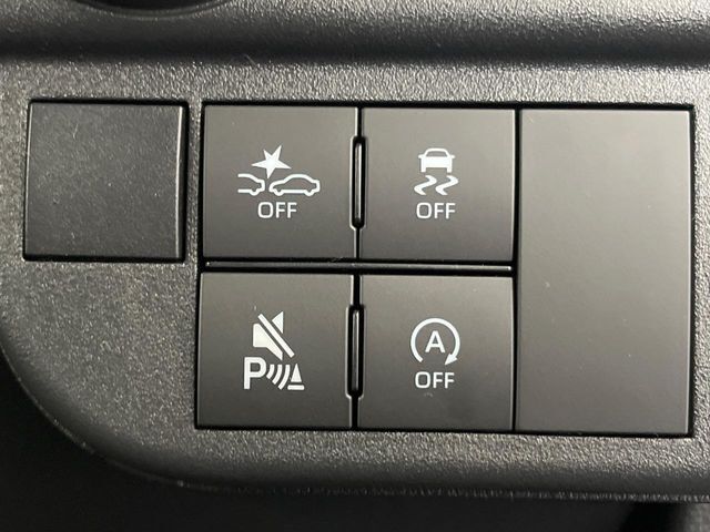 【アイドリングストップ】赤信号や渋滞で停車した際にエンジンを停止し、無駄な燃料の消費を抑えます。燃費向上や環境保護につなげる機能♪エンジンはブレーキを離せば再始動します。