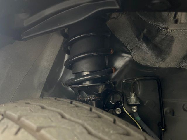 お車を安心してお乗りいただく為には、足回りの定期点検が欠かせません。サービスサポート（有償保証）では無料点検もご提供しており、安心のカーライフをお過ごしいただけるサポート体制が整っています。