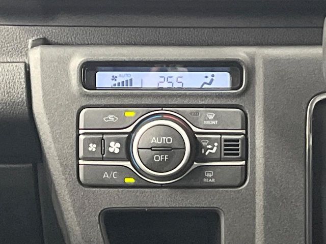 【オートエアコン】一度お好みの温度に設定すれば、車内の温度を検知し風量や温度を自動で調整。暑い…寒い…と何度もスイッチ操作をする必要はありません。快適な車内空間には必須の機能ですね♪