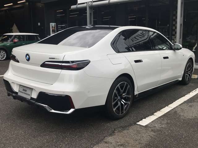 【BMWの伝統-2】時代を超える美しさ。磨き抜かれたエアロダイナミクスが瞳を奪う。一目で伝わるスポーティーなプロポーションは、BMWの走行性能を生み出すのに欠かせない要因の一つです。