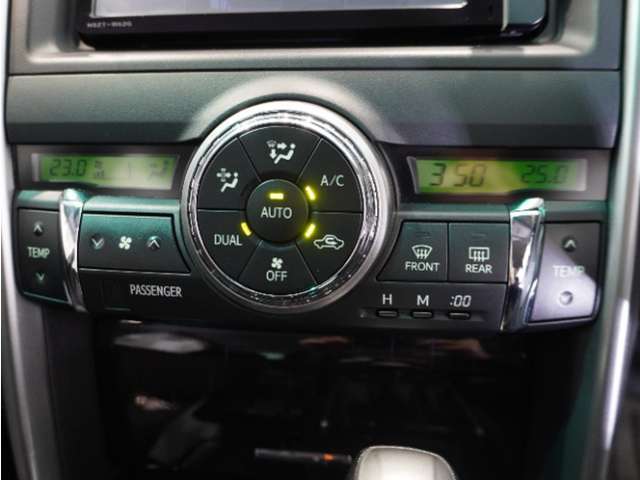 【オートエアコン】温度を設定すれば自動で快適な車内温度を保ちます。エアコン内部の高性能脱臭フィルターで車内のアレルゲンや花粉を除去。