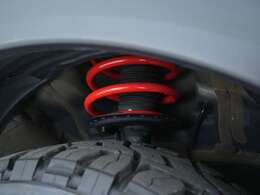 タナベ社製アップサス☆タイヤの隙間からちらりと覗く赤色のサスペンションがエクリプスクロスのSUVらしさをさらに引き出します！