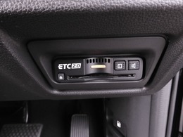 ◆ETC2.0装着◆進化したドライブ体験。料金収受システムだけだったETCが生まれ変わって、高速道路を賢く使うETC2.0に進化しました。多彩な情報サービスが便利で快適なドライブ体験を提供します。