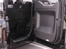 お子様わくわく♪わくわくゲート。後ろが狭くても荷物をサッと積込みできます！。タテにもヨコにも開くドアはサードシートへのアクセスもスムーズ！