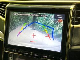 【バックカメラ】駐車時に後方がリアルタイム映像で確認できます。大型商業施設や立体駐車場での駐車時や、夜間のバック時に大活躍！運転スキルに関わらず、今や必須となった装備のひとつです！