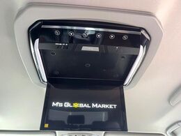 【後席モニター】家族や友人とお出かけする機会が多い方に大人気の後席モニターを装備！見やすい位置に画面がありテレビやDVDの視聴も快適！友達もお子様も、後席にしか乗らなくなるかも？？