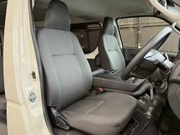 各種ブランドのシートカバーの取り扱いもございます。また、弊社オリジナルフロアマットもご用意しております。自慢の愛車をアレンジしてみてはいかがでしょうか。