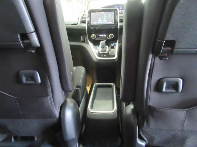 運転席・助手席シート場バックにUSB充電器が有り後部座席それぞれで充電が可能　3列目シートにも装備