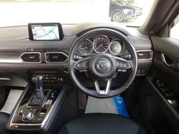 視線移動の少ない正面ゾーンに走行情報を配置、視界を妨げないセンターディスプレイの配置、センターディスプレイの操作はコマンダーコントロールで可能。運転に集中でき必要な情報を逃さないレイアウトです。