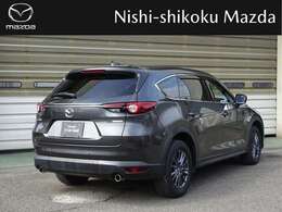 全ての要素を水平基調でまとめたリアビューでは、味わいあのある普遍的な美しさです。リアコンビネーションランプは薄くシャープなデザイン、シリンダー部を強調したアウターレンズ形状により深みを表現しています