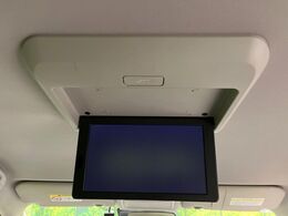 【フリップダウンモニター】大画面モニターで後席でもエンタメをお楽しみいただけます。小さなお子様にも大人気の装備です♪