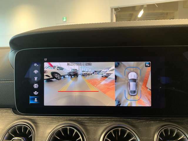 【360度カメラシステム】リバースと連動し、車両後方の映像をディスプレィに表示。歪みの少ないカメラにより鮮明な画像で後退の運転操作をサポートします。